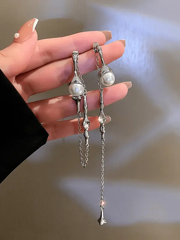 A two-piece pearl chain asymmetric rhinestone tassel long earring PAINEVIDA