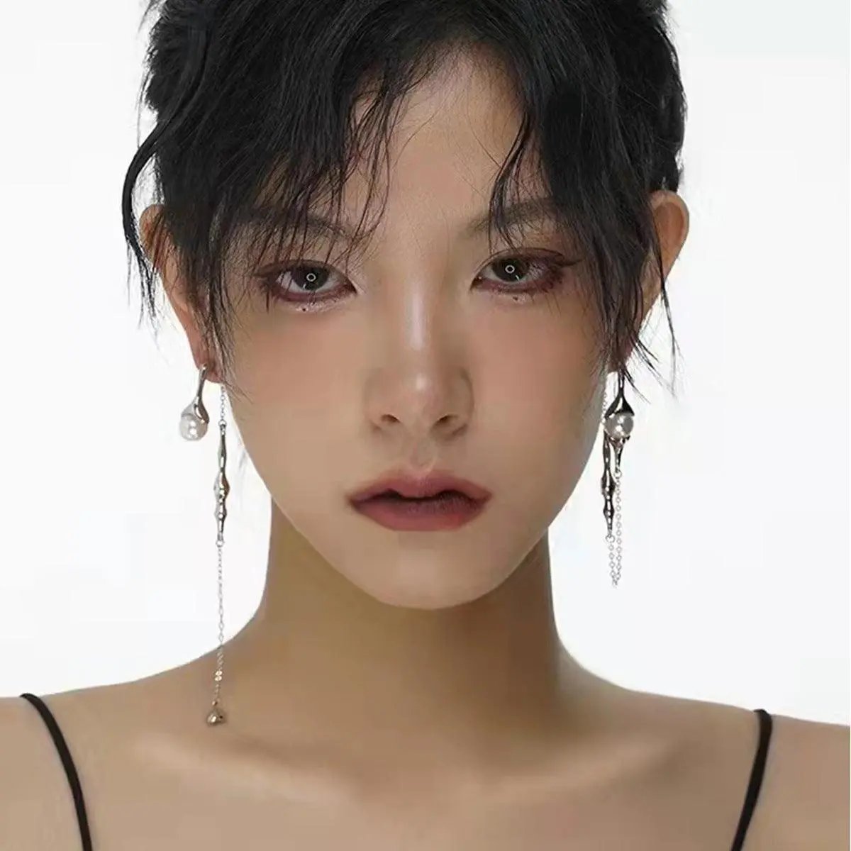 A two-piece pearl chain asymmetric rhinestone tassel long earring PAINEVIDA